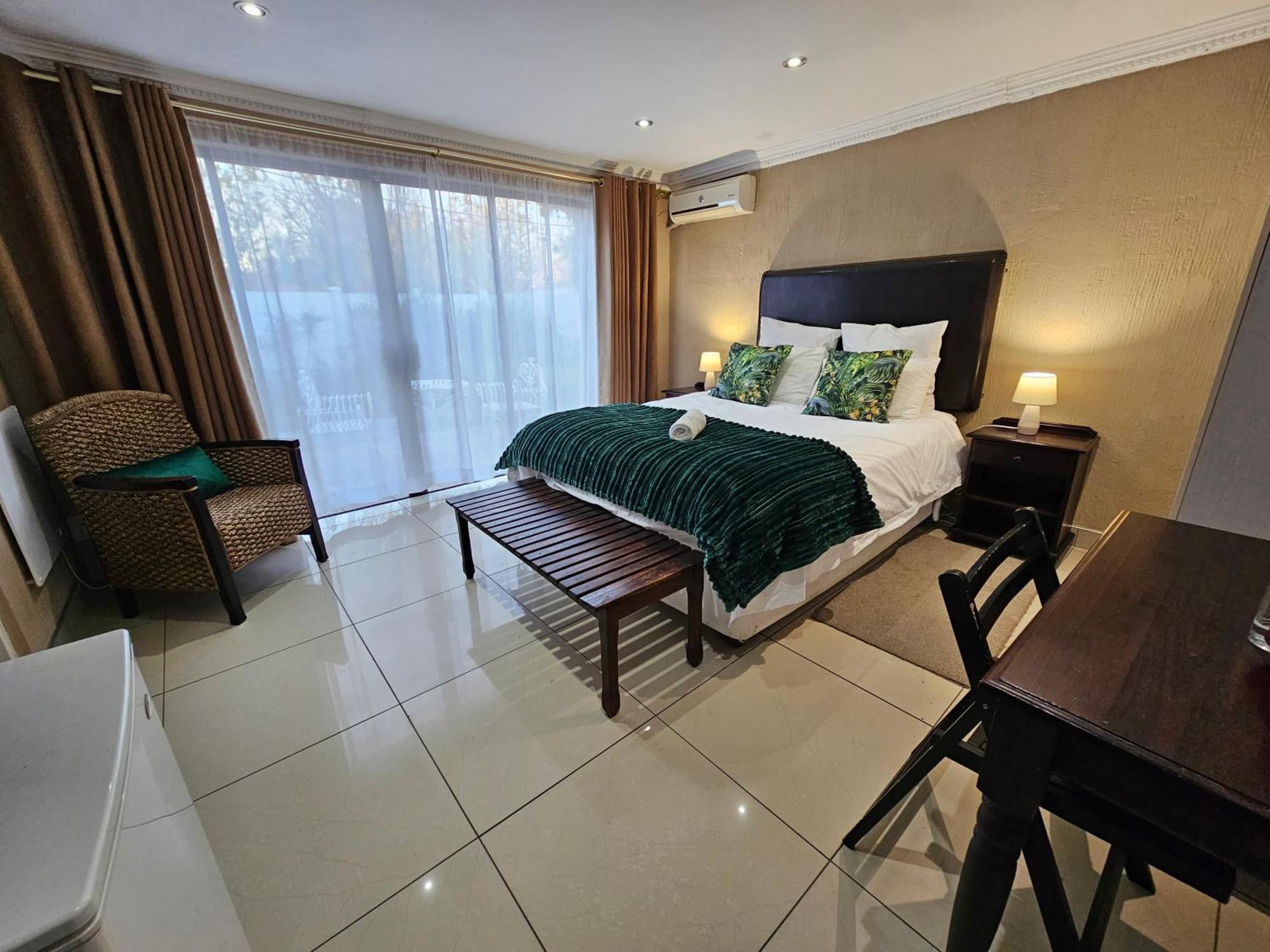 Bettie'S Luxury Lodge Kroonstad Esterno foto