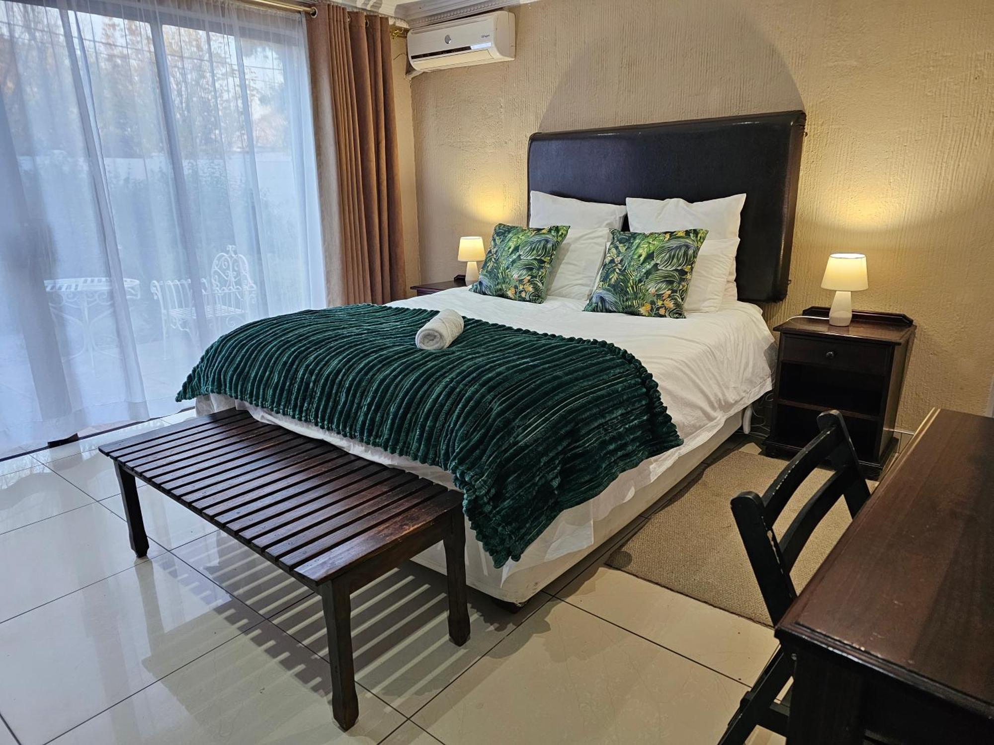Bettie'S Luxury Lodge Kroonstad Esterno foto
